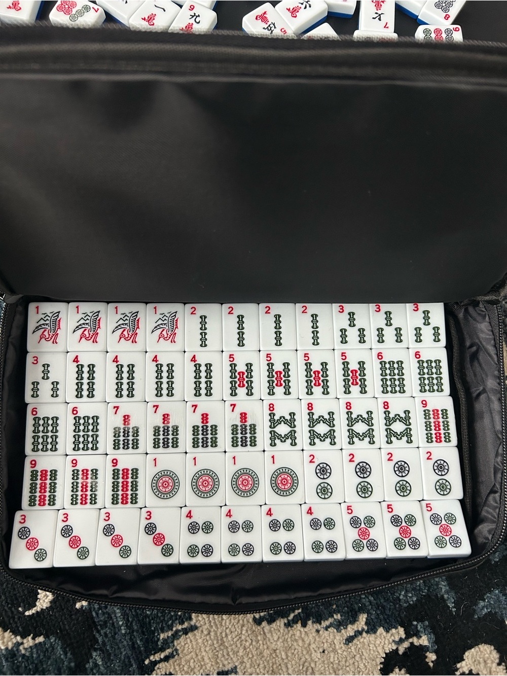 MAH JONGG MAVEN - Full set (tiles, racks w/ pushers, faux leather carrying case) - Picture 2 of 10